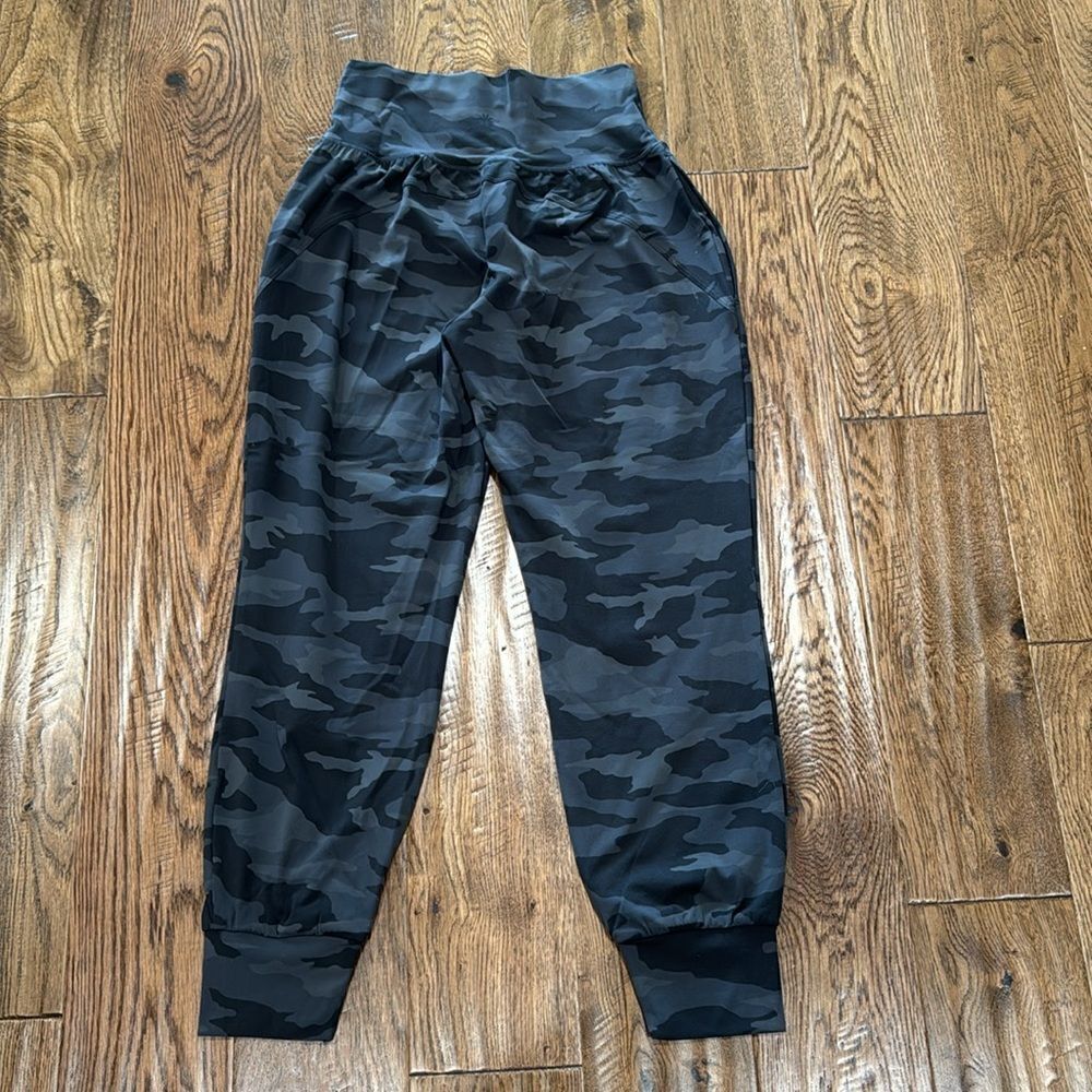 Athleta Salutation Camo Jogger. XSP - Picture 3 of 3